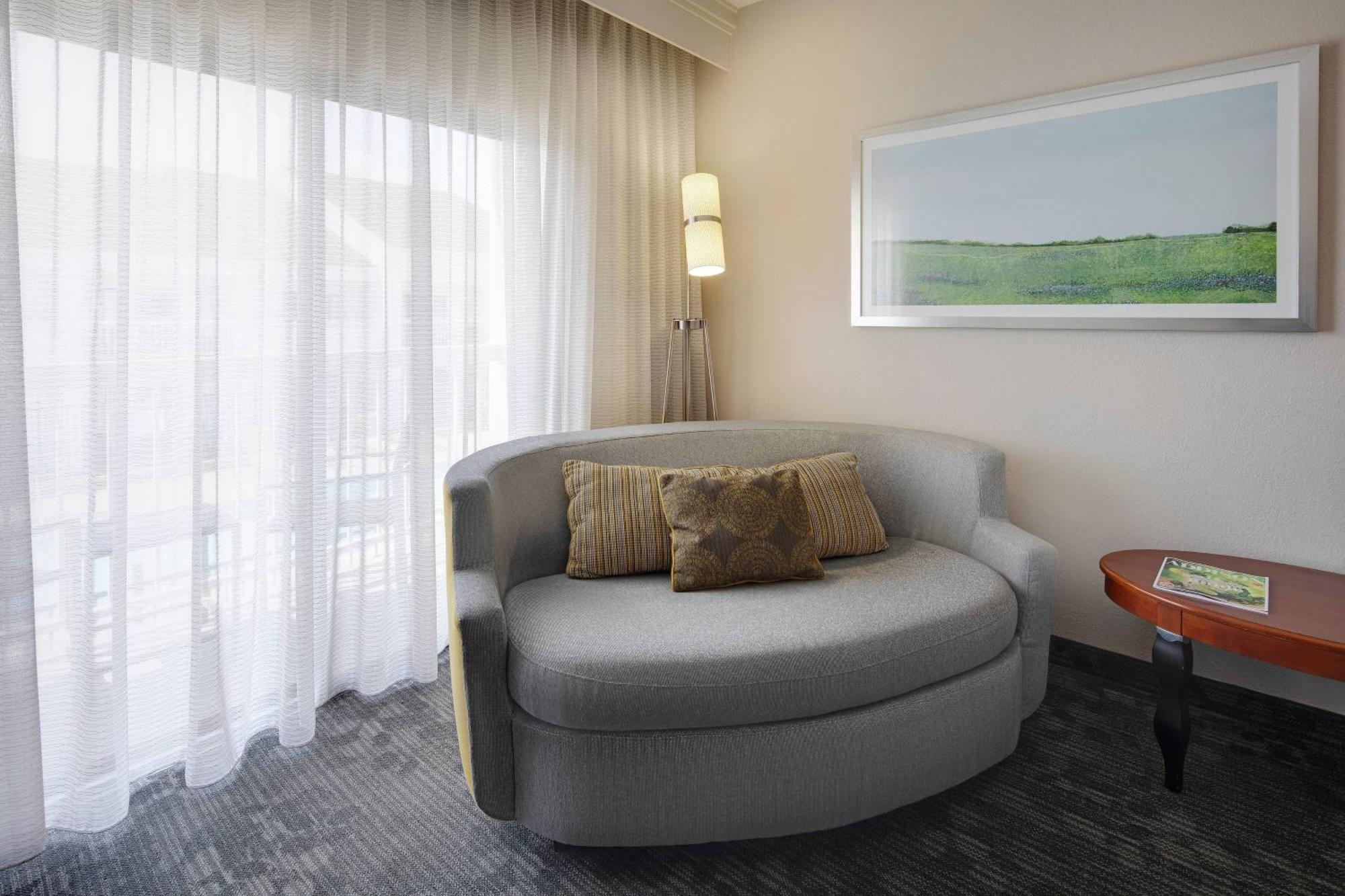 Courtyard Dallas Addison Midway Eksteriør bilde