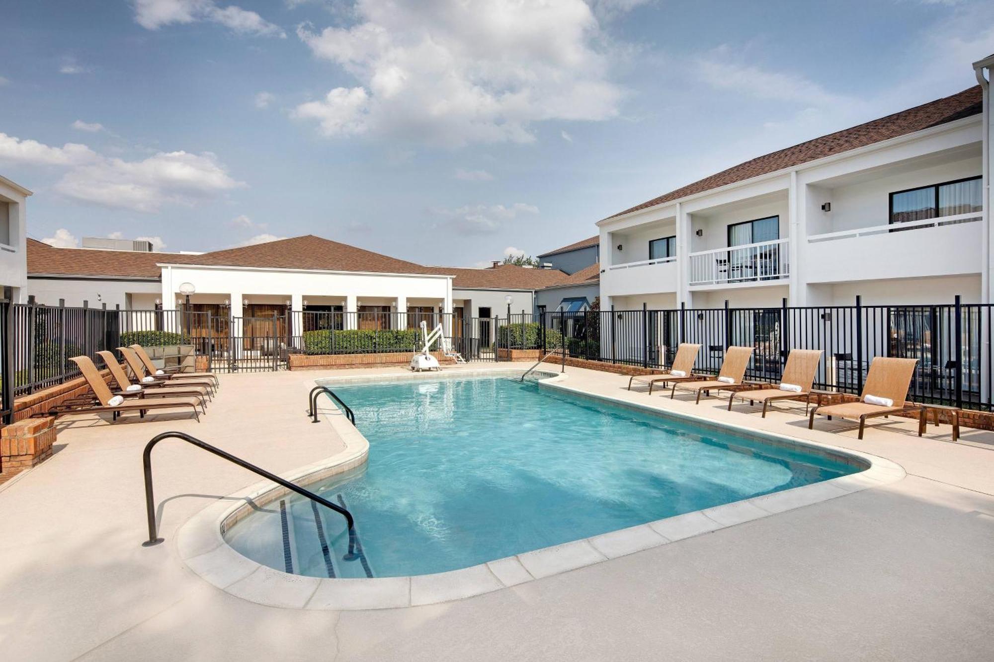 Courtyard Dallas Addison Midway Eksteriør bilde