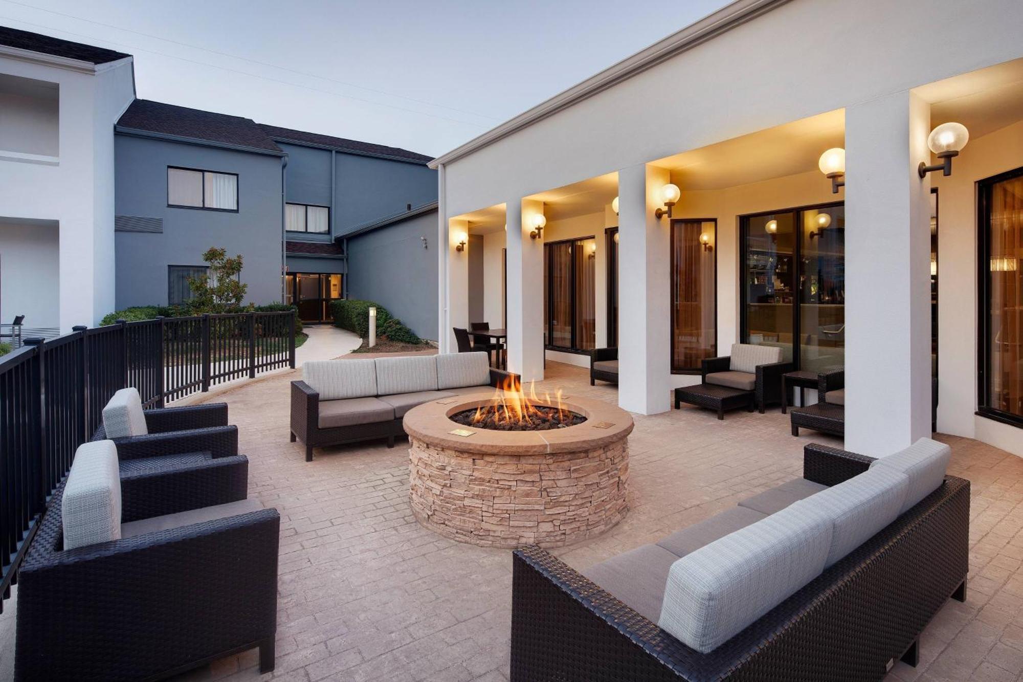 Courtyard Dallas Addison Midway Eksteriør bilde