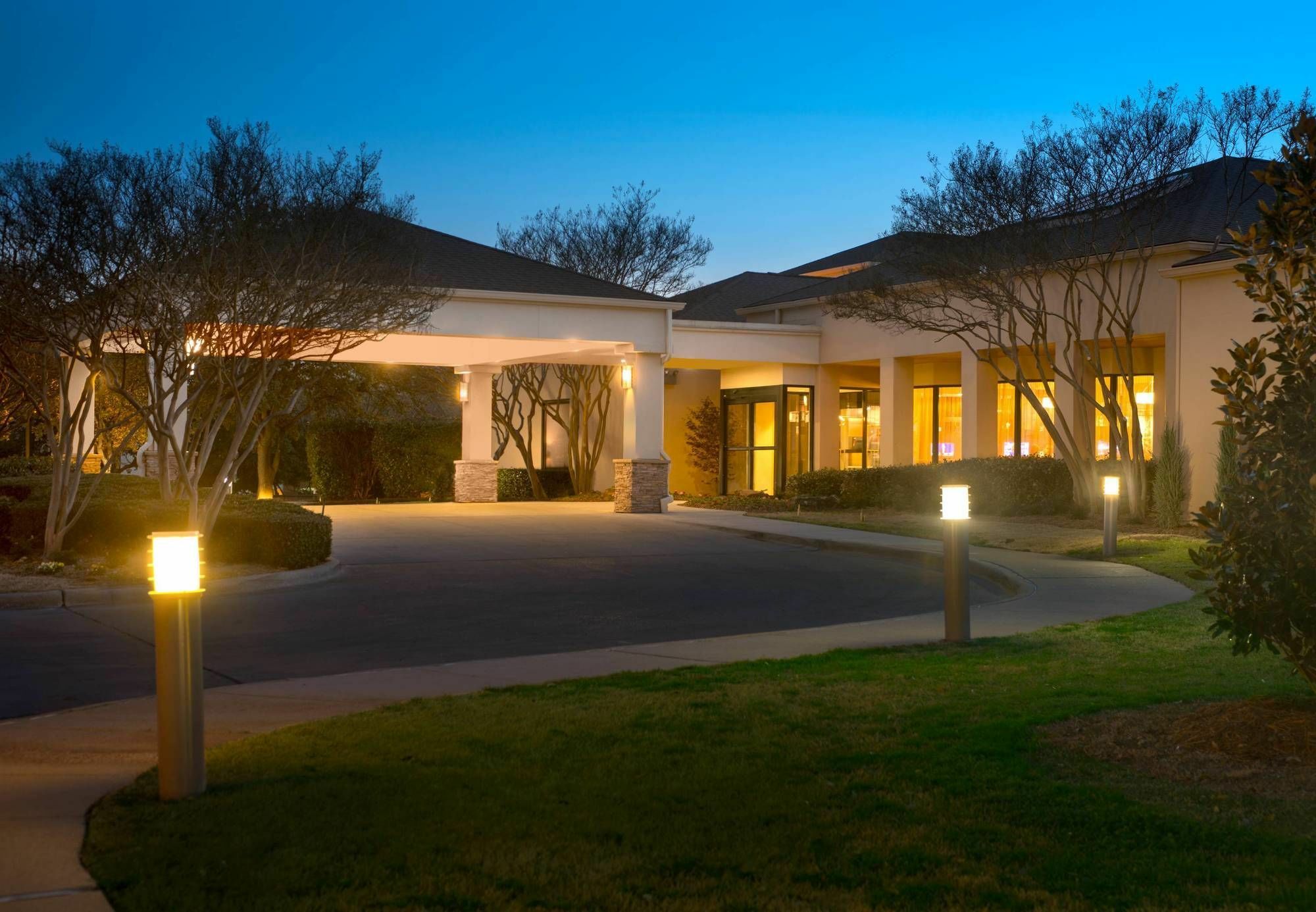 Courtyard Dallas Addison Midway Eksteriør bilde