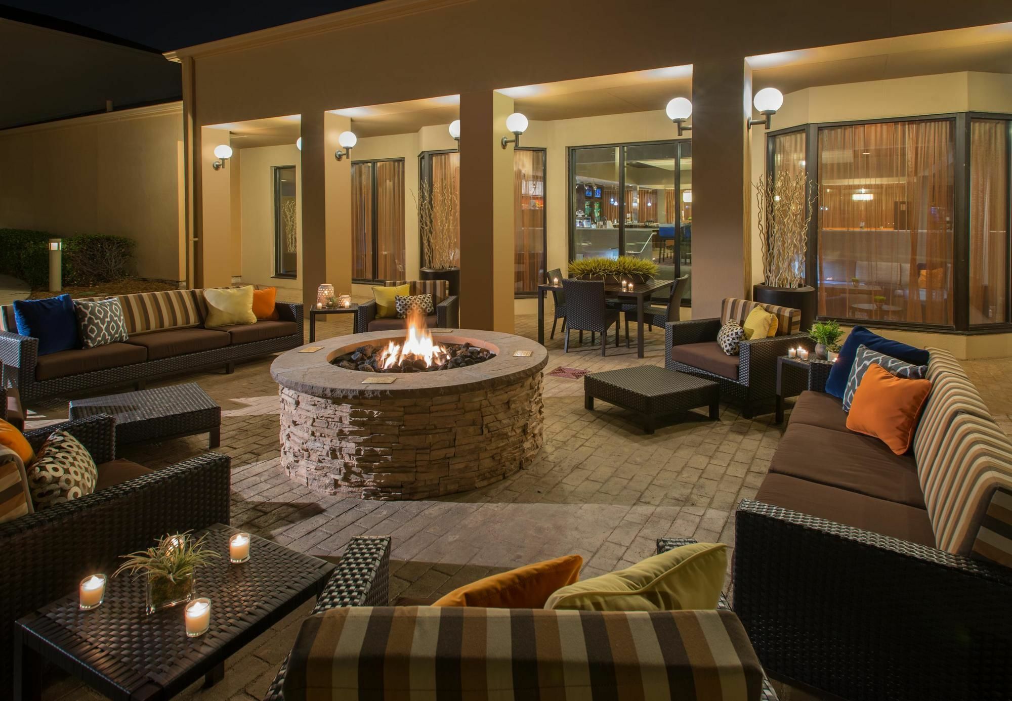 Courtyard Dallas Addison Midway Eksteriør bilde