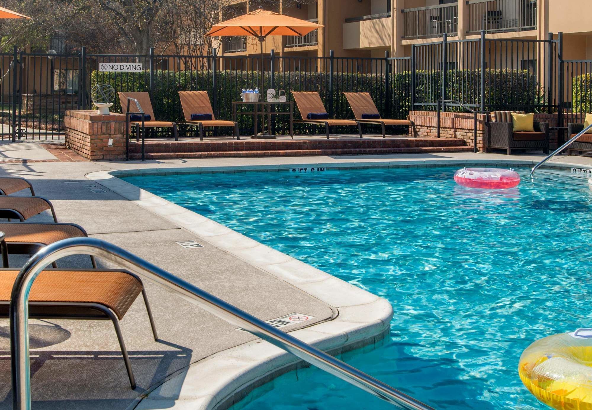 Courtyard Dallas Addison Midway Eksteriør bilde