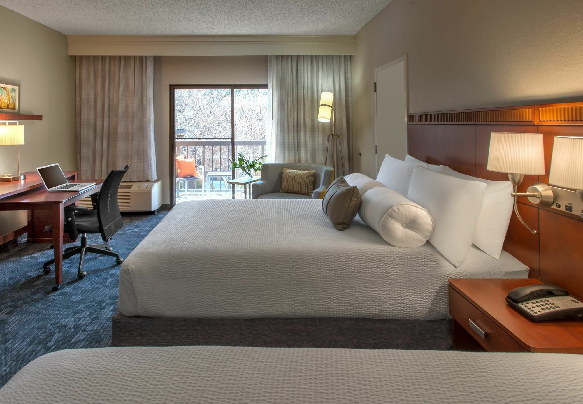 Courtyard Dallas Addison Midway Eksteriør bilde