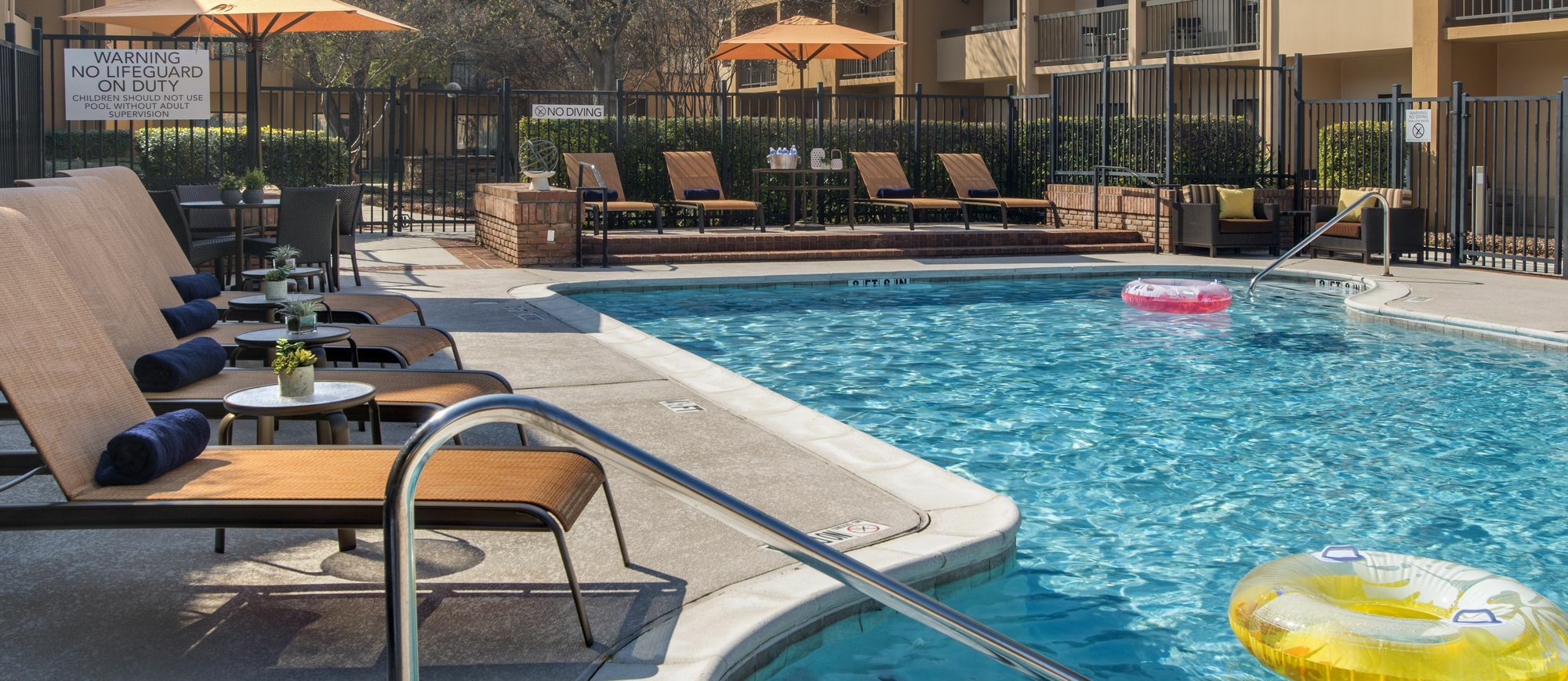 Courtyard Dallas Addison Midway Eksteriør bilde
